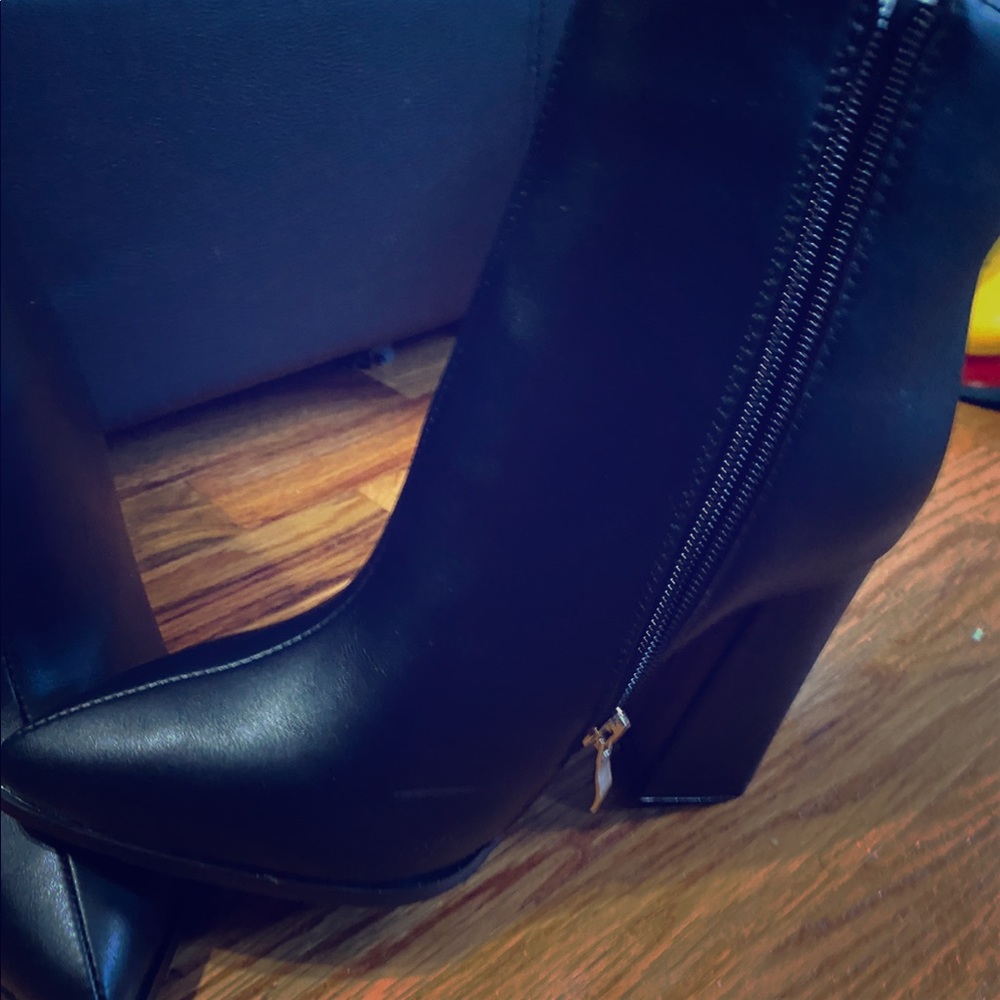 Black Boot size 8 (never worn)